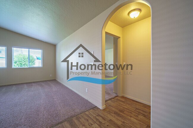 Building Photo - 3 Bedroom 2 Bathroom Home with Attached 2 ...