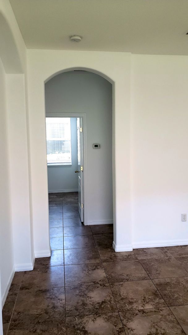 Building Photo - 3 bed 2 bath home