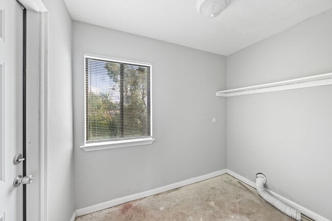 Building Photo - 2 Bedroom 1.5 Bathroom