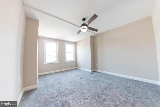 Building Photo - 636 S Kenwood Ave