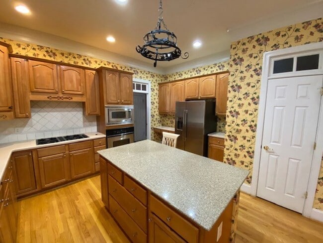 Building Photo - $500 Off 1 Month if Moved In by 11/30/25