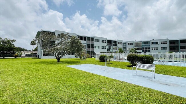 Building Photo - 2309 Park Ln