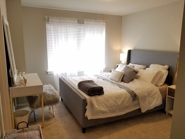 Building Photo - GORGEOUS Edmonds 2 Bedroom Primary Suites - CLOSE TO EVERYTHING