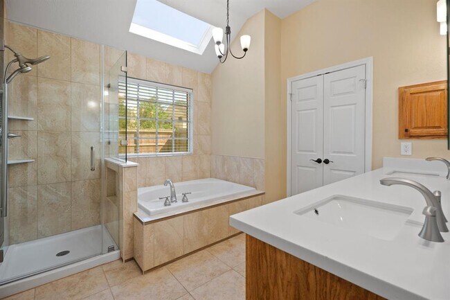 Building Photo - 710 Lochnell Dr