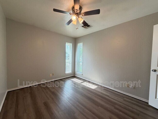 Building Photo - 205 S Meadow Ln