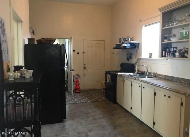 Building Photo - 200 E Cypress St