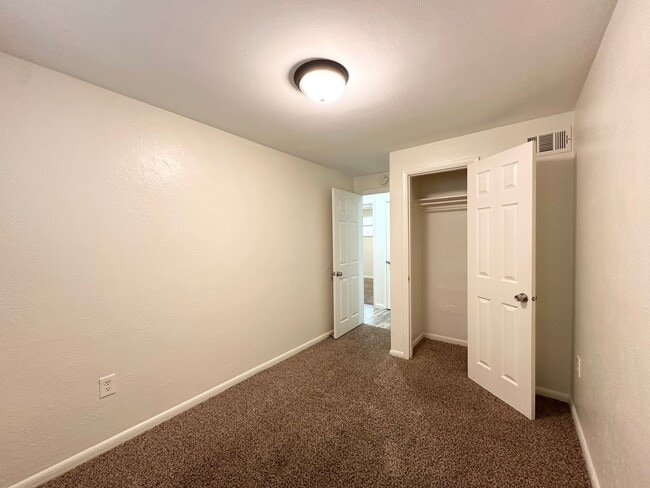 Building Photo - 3 bed 1 bath duplex near RiNo and City Par...