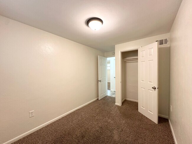 Building Photo - Charming 3-bed, 1-bath Duplex in Denver's ...