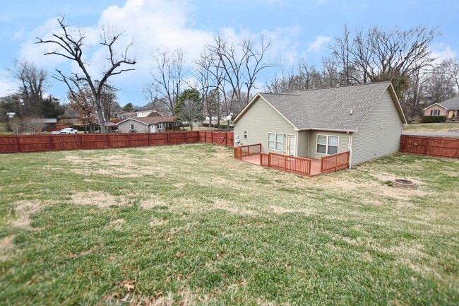 Building Photo - Pet Friendly Three Bedroom with Bonus!