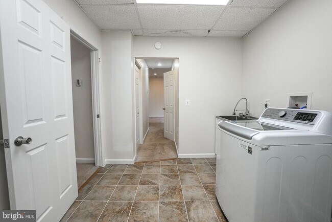 Building Photo - 4230 Avon Dr