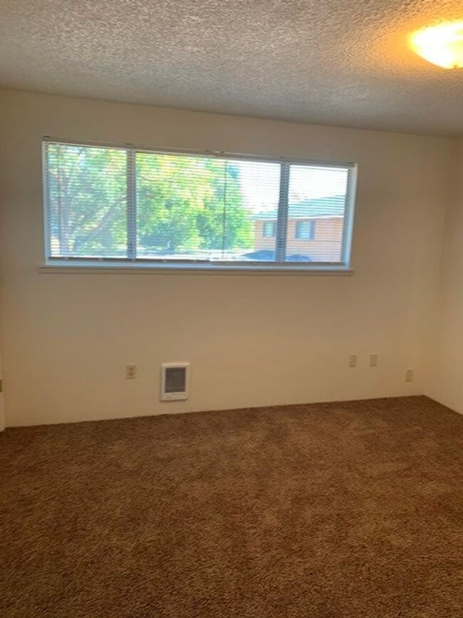 Building Photo - Middle unit in 8-plex complex