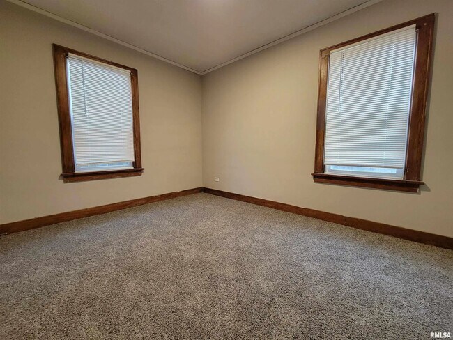 Building Photo - 2807 N Dechman Ave