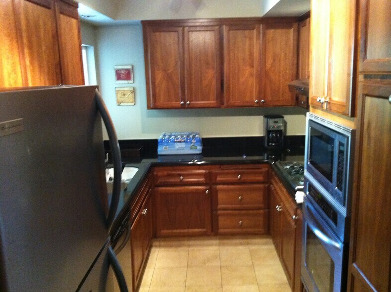 Building Photo - 7560 Hollywood Blvd