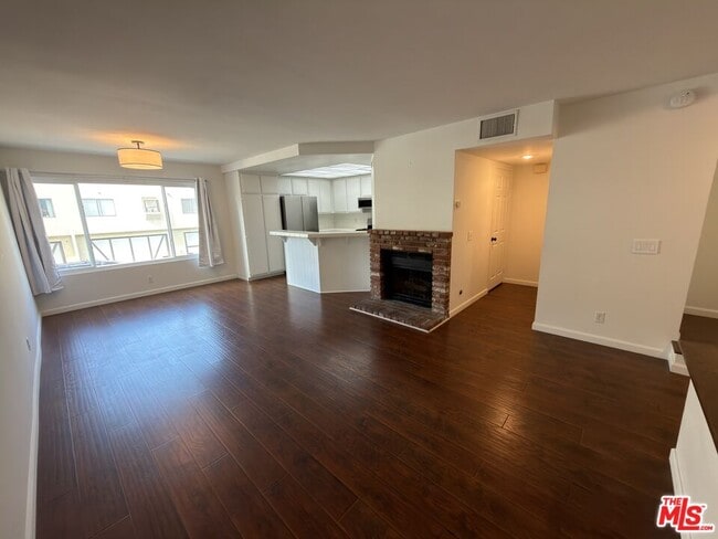 Building Photo - 9915 Variel Ave