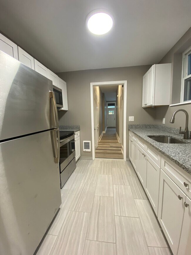 Building Photo - Remodeled one bedroom apartment