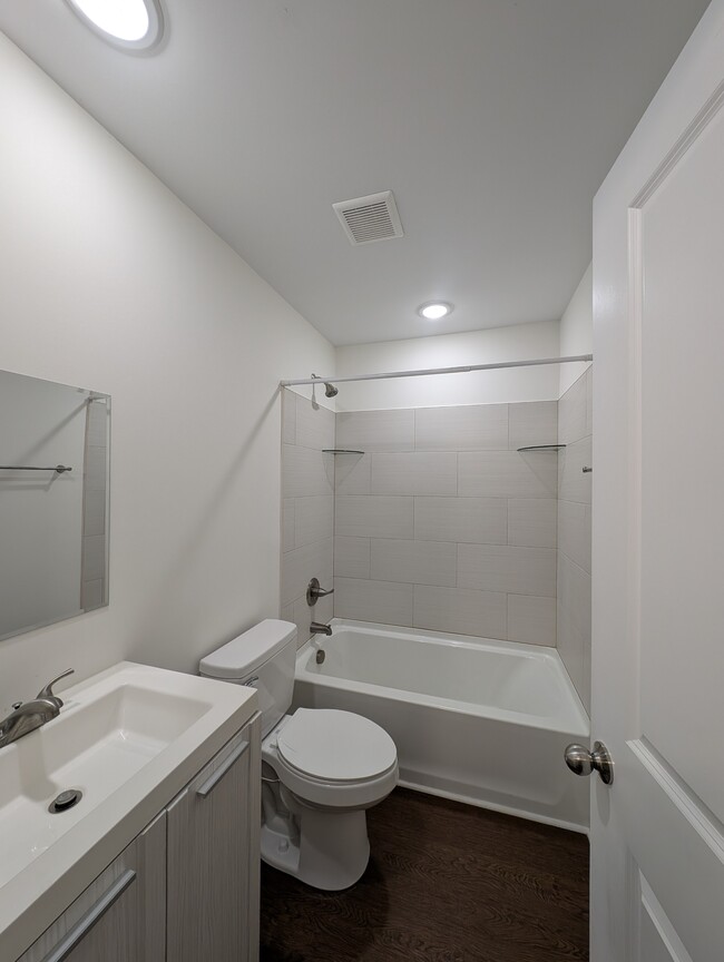 Building Photo - 426 W 4th St