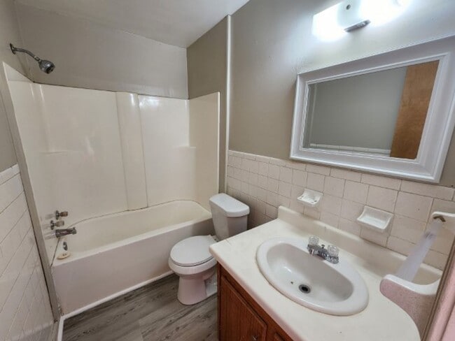Building Photo - 104 Valley View Dr