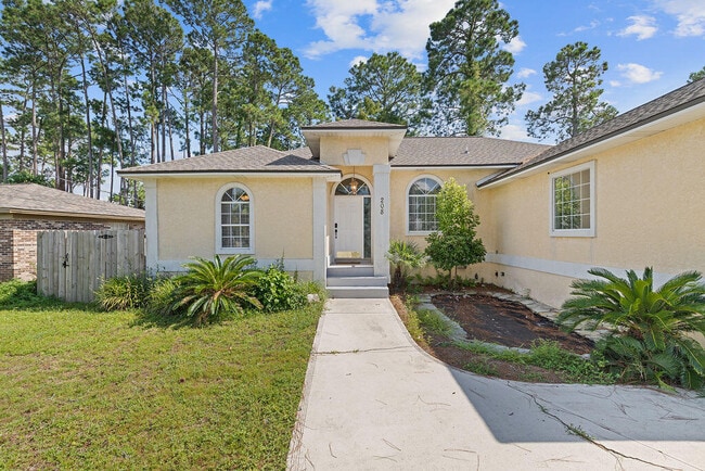 Building Photo - 208 Palm Cir