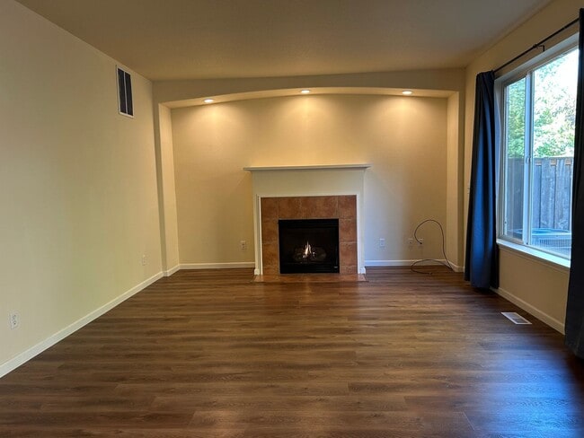 Building Photo - Spacious 4 Bedroom (plus den), 3 Bath Home...