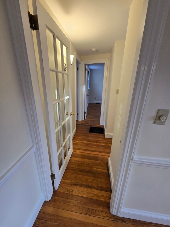 Building Photo - 5 Hillside Ave