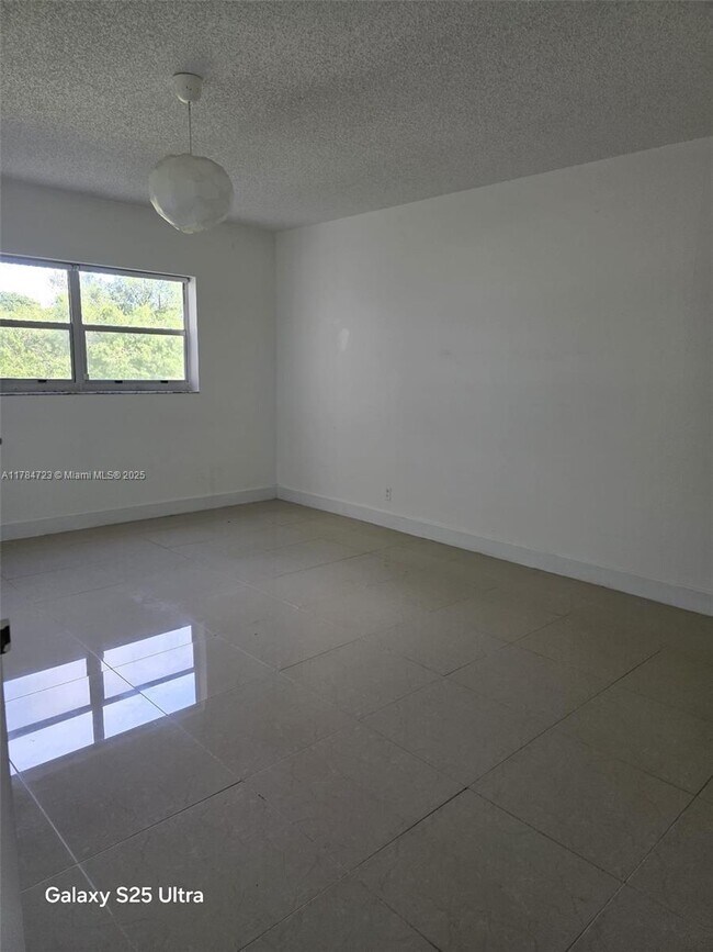 Building Photo - 1025 Country Club Dr
