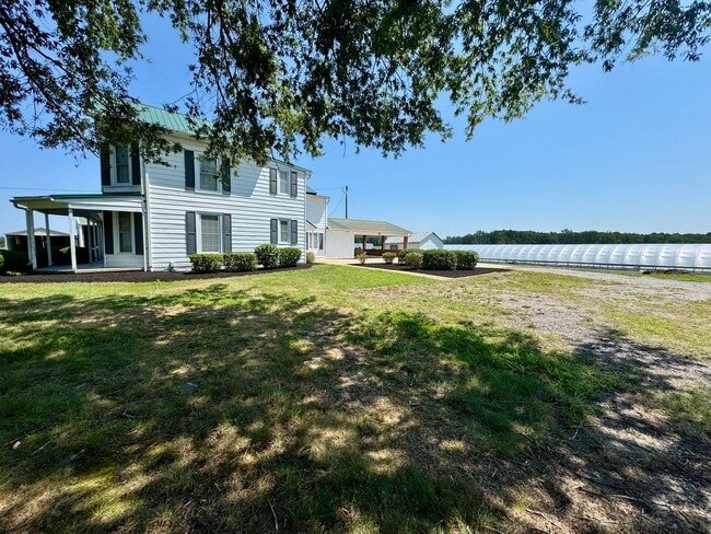 Building Photo - Country Living