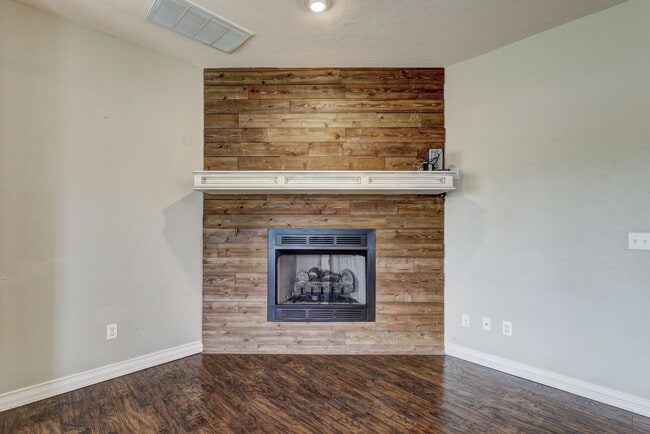 Building Photo - 1605 Silver Oak Dr