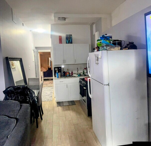 Building Photo - 868 Sheldon Ave