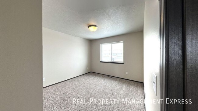 Building Photo - 5911 S Whisper Creek Pl
