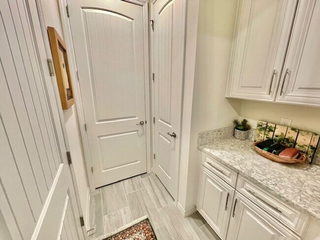 Building Photo - Sanford - 2 Bedroom, 2 Bathroom - $2,495.00