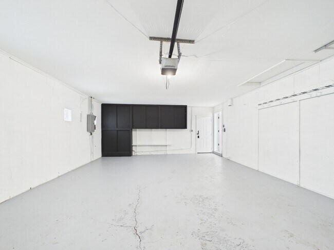 Building Photo - 16712 Elm St