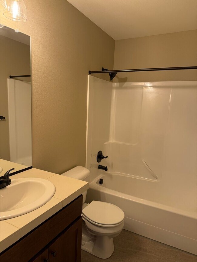 Building Photo - Beautiful 3 Bedroom House with High Ceilin...