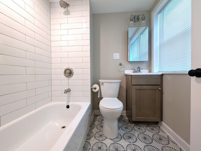 Building Photo - 300 S Austin Blvd