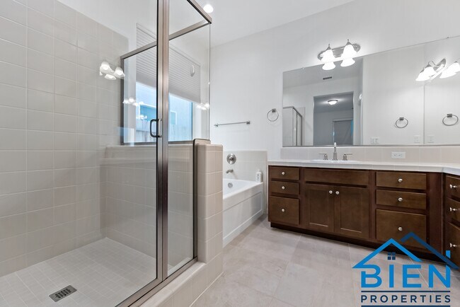 Building Photo - 1227 Las Rosas Ave