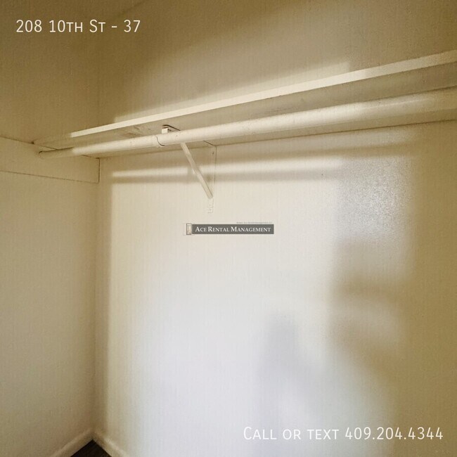 Building Photo - 208 N 10th St