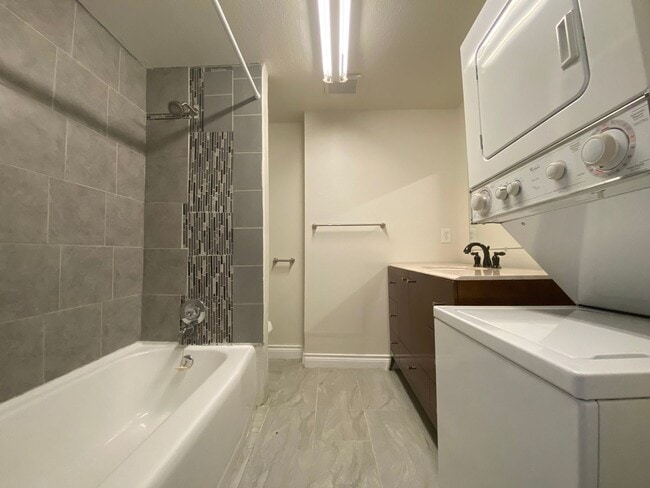 Building Photo - 2107 3rd Ave