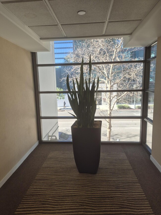 Building Photo - 600 W 9th St