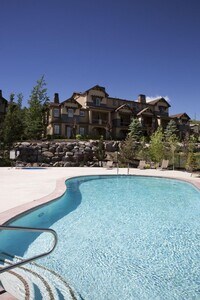 Building Photo - Well Appointed Townhome with Amenities
