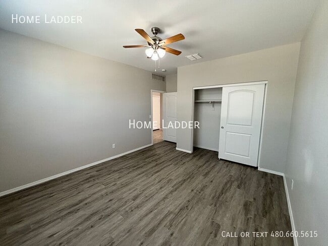Building Photo - 10453 E Cliffrose Ln