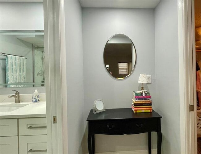 Building Photo - 4629 Poinciana St