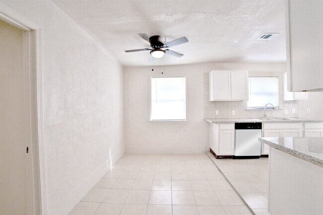 Building Photo - 222 Spell St