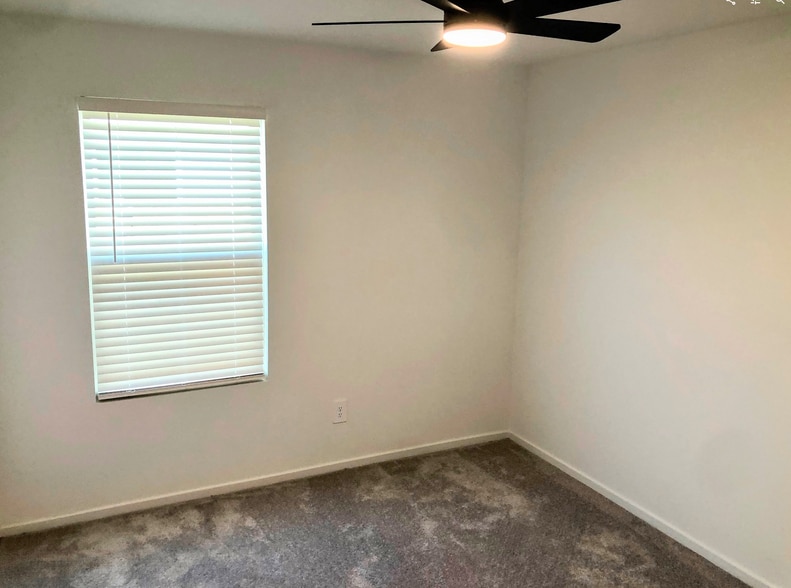 Bedroom 2 with light-adjusting fan - 16472 Blossom Grove Dr