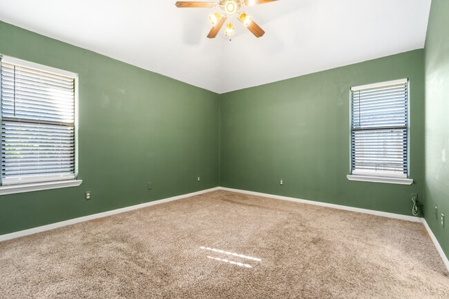 Building Photo - 605 Paintbrush Dr