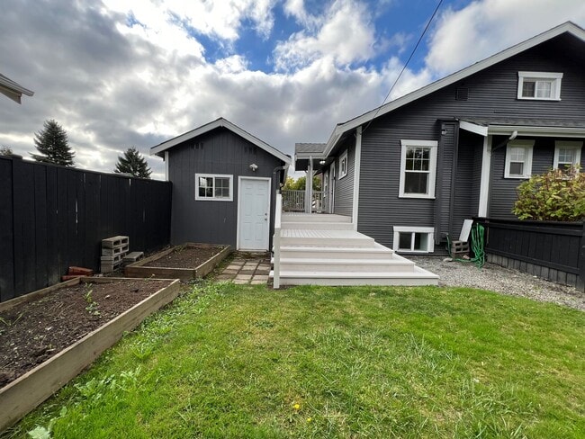 Building Photo - Gorgeous Craftsman available Now