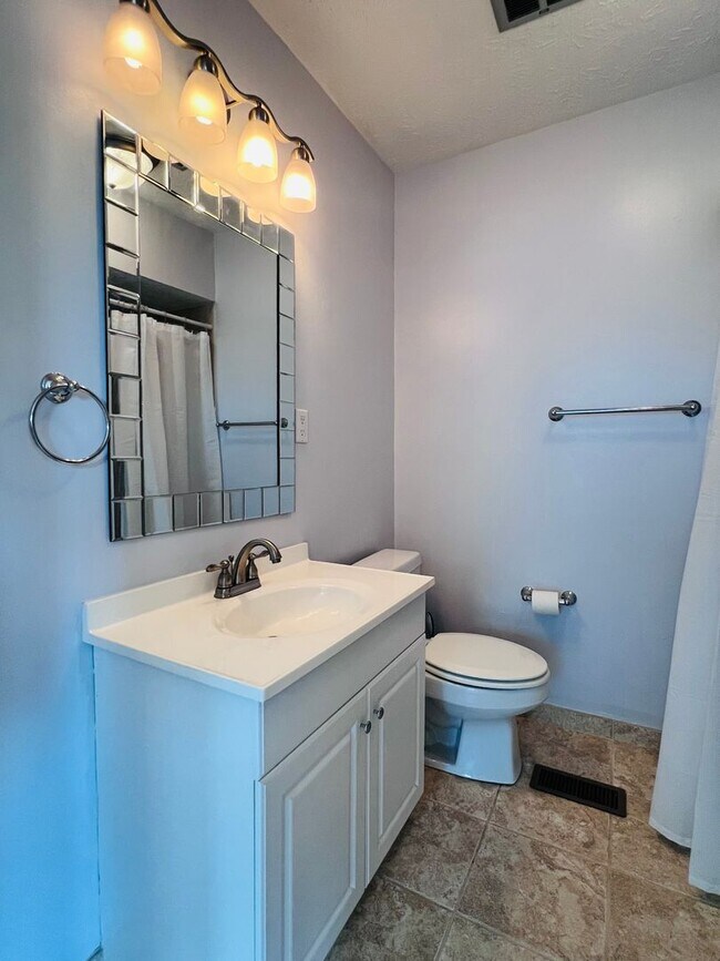 Building Photo - 3 bed/2 bath Townhome - 2.2 miles from Auburn University!