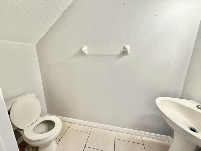 Building Photo - 609 Cresting Oak Cir