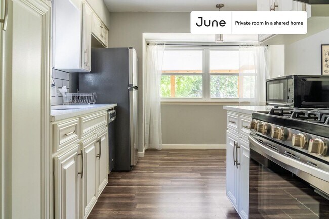 Building Photo - Private bedroom in 3 bed/2 bath Home