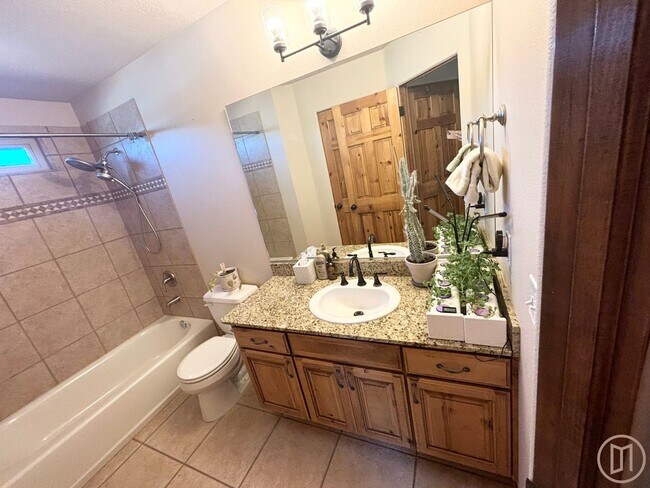 Building Photo - Beautiful home in La Verkin with all the v...
