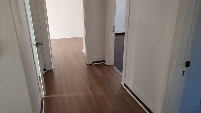 Building Photo - 3 bd, 1 ba house just north of downtown, w...
