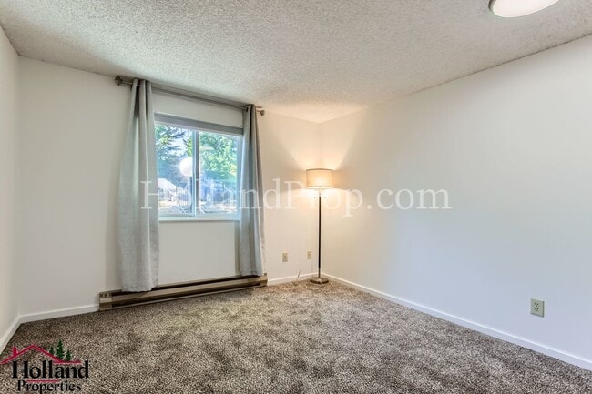Building Photo - **New Price + Exclusive First Month Incent...